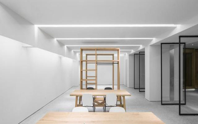 公裝行政人員在辦公室裝修施工現(xiàn)場的職責(zé)是什么？