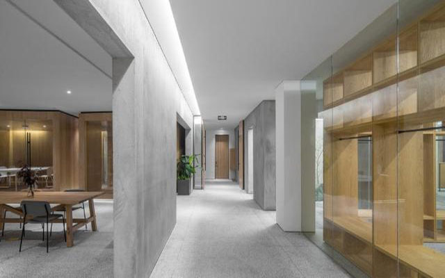 公裝行政人員在辦公室裝修施工現(xiàn)場的職責(zé)是什么？